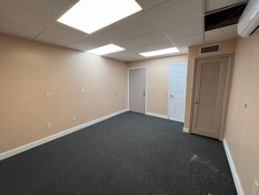 8449-8459 NW 66th St, Miami, FL à louer Photo intérieure- Image 2 de 7