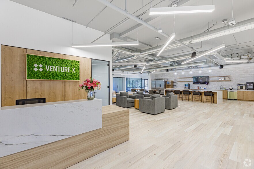 10089 Willow Creek Rd, San Diego, CA à louer - Photo intérieure - Image 2 de 24