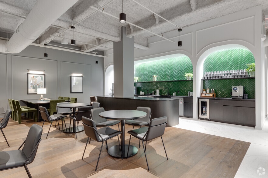 3200 E Camelback Rd, Phoenix, AZ à louer - Photo intérieure - Image 3 de 12