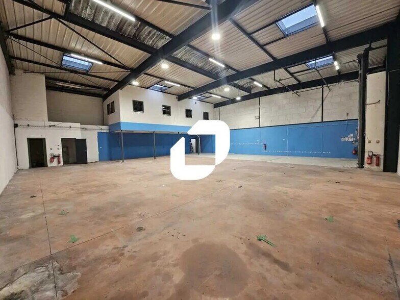 Office in Villepinte for lease - Interior Photo - Image 1 of 9