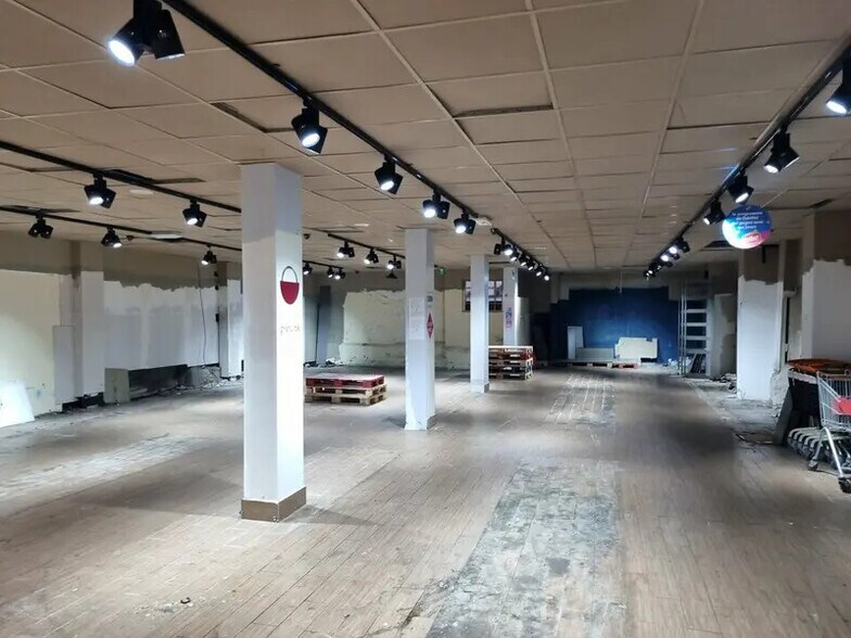 Flex in Paris for lease - Interior Photo - Image 3 of 7