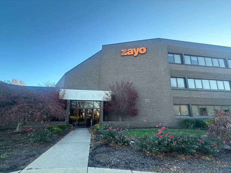 720-722 N High School Rd, Indianapolis, IN à vendre - Photo du bâtiment - Image 2 de 14