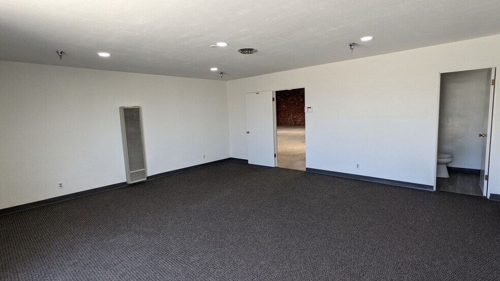 536 E Walnut Ave, Fullerton, CA à louer - Photo intérieure - Image 3 de 4