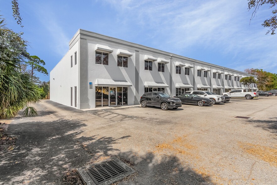 1085 Business Ln, Naples, FL for lease - Primary Photo - Image 1 of 11