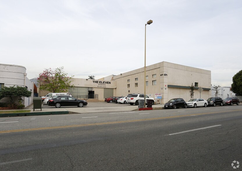 671 W Broadway, Glendale, CA for lease - Primary Photo - Image 1 of 7