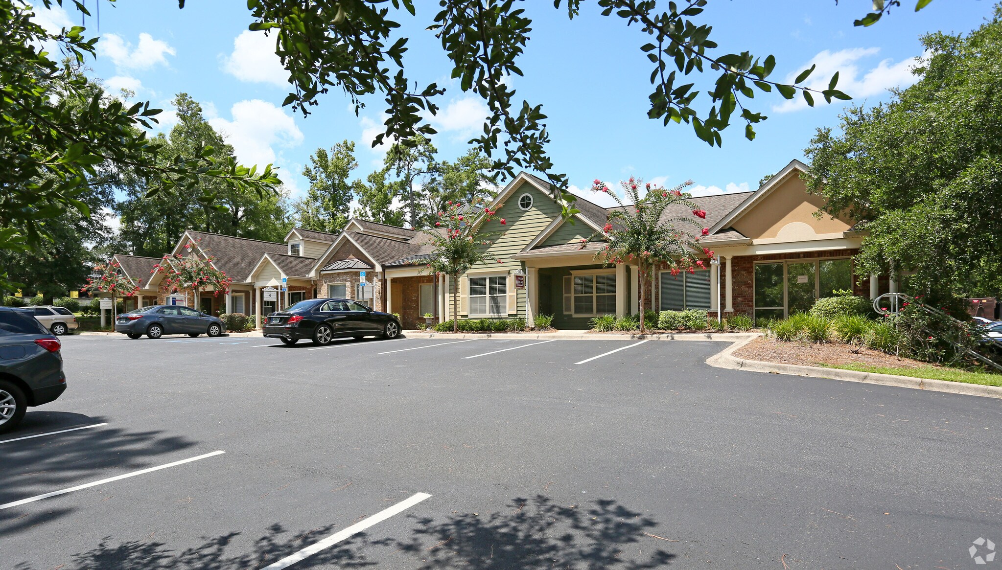 1618 and 1614 Mahan Center Blvd portefeuille de 3 propriétés à vendre sur LoopNet.ca Photo principale- Image 1 de 3