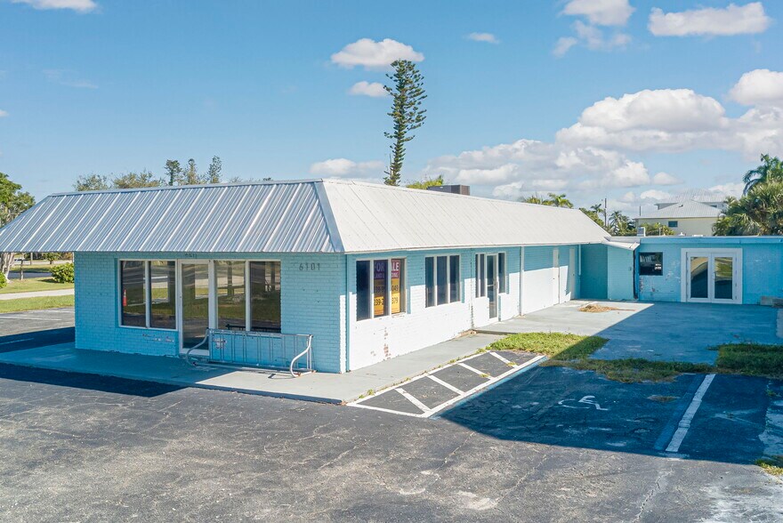 6101 Estero Blvd, Fort Myers, FL à vendre - Photo du bâtiment - Image 3 de 51