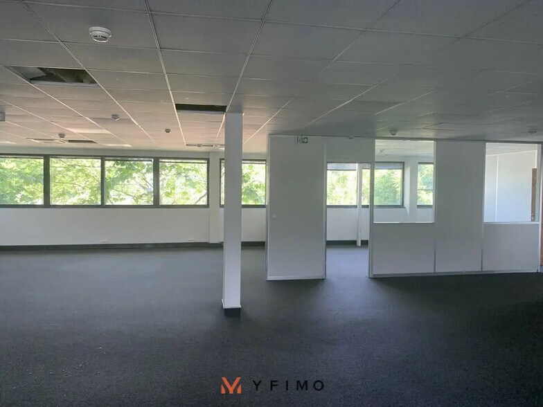 Office in Élancourt for lease - Interior Photo - Image 3 of 4
