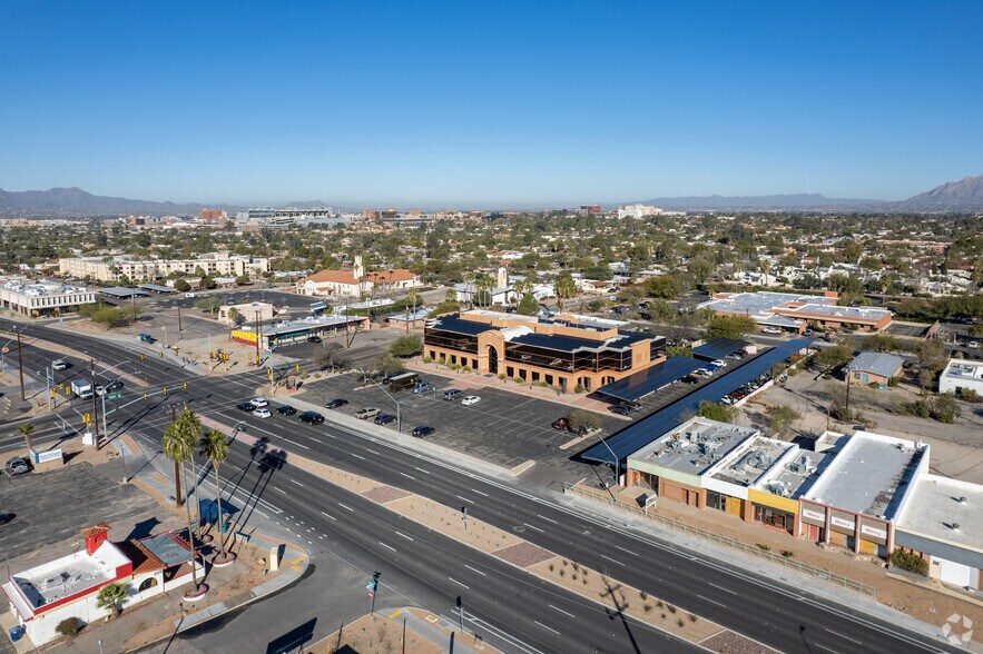 2525 E Broadway Blvd, Tucson, AZ à louer - Aérien - Image 2 de 4