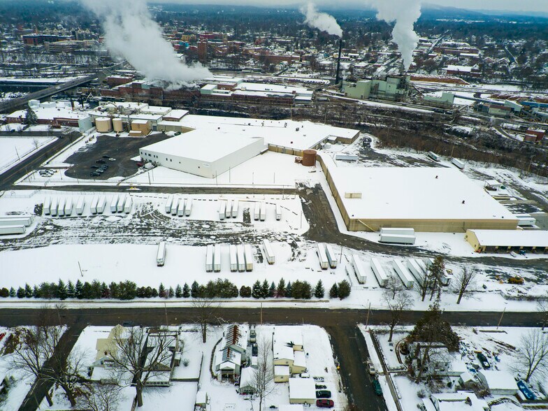 1 River St, South Glens Falls, NY à vendre - Photo du bâtiment - Image 3 de 10