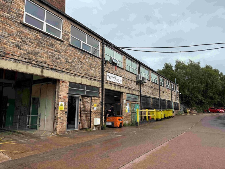 Whieldon Rd, Stoke On Trent à louer - Photo du bâtiment - Image 2 de 10