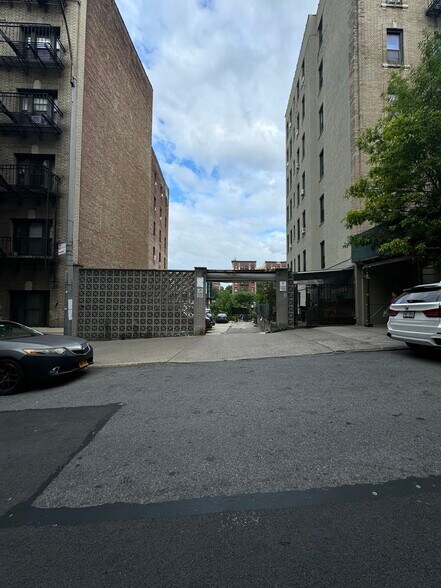 17 Bennett Ave, New York, NY à vendre - Photo du bâtiment - Image 3 de 4
