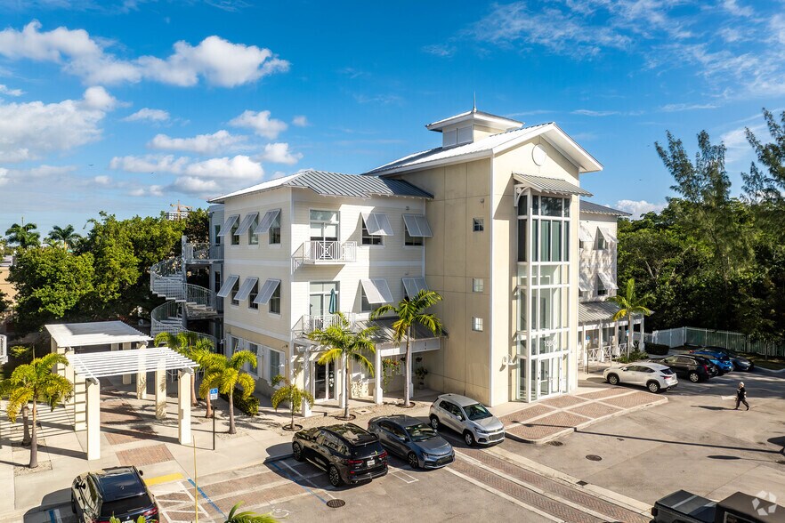15801 Biscayne Blvd, North Miami Beach, FL à louer - Photo du bâtiment - Image 2 de 19