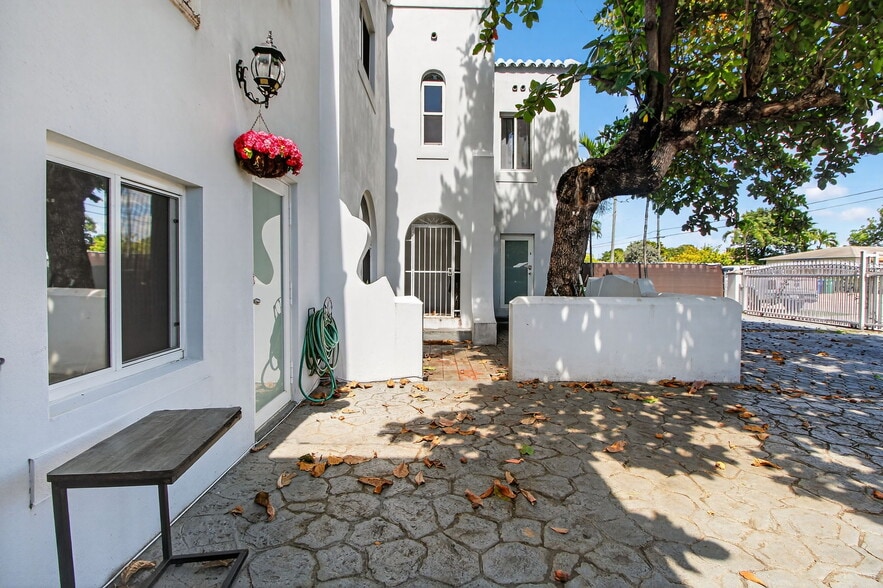 1680 NW 22nd Ct, Miami, FL à vendre - Photo du bâtiment - Image 3 de 54