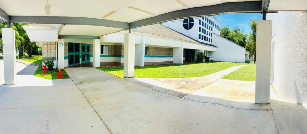 940 Tarpon St, Fort Myers, FL à louer - Photo du bâtiment - Image 3 de 14