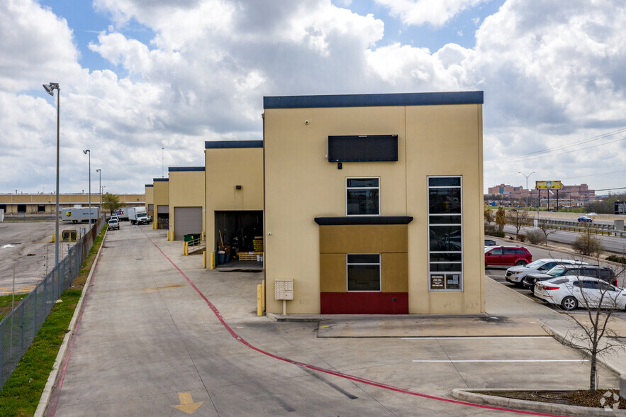 4400-4420 N Interstate 35, San Antonio, TX for lease - Building Photo - Image 2 of 6