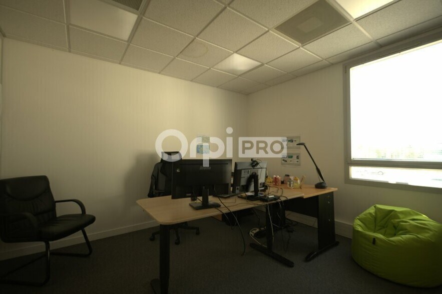 9 Allée Irène Joliot Curie, Saint-Priest for lease - Interior Photo - Image 3 of 12