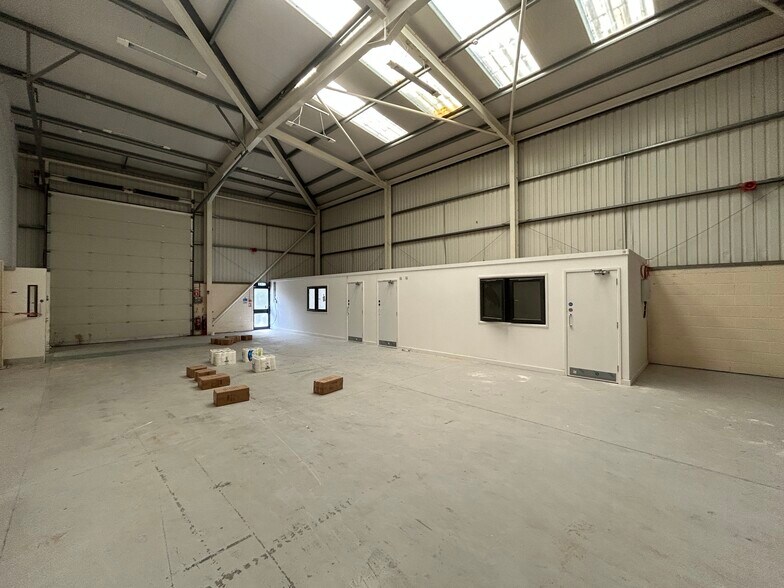 5-8 Handlemaker Rd, Frome à louer - Photo du bâtiment - Image 2 de 6