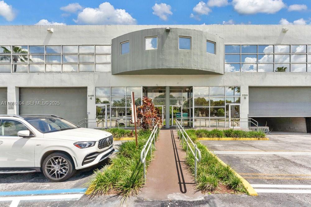 2201 NW 102nd Pl, Miami, FL à vendre Photo du bâtiment- Image 1 de 35