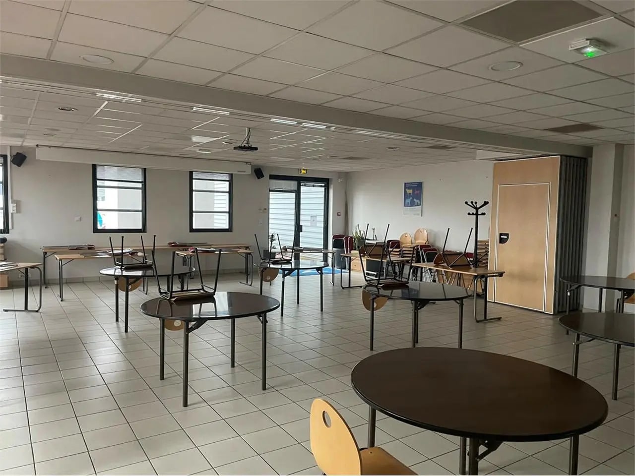 Office in Miribel for lease Interior Photo- Image 1 of 1