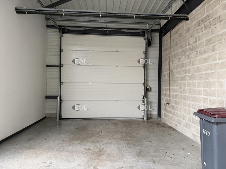 Flex in Palaiseau for lease - Interior Photo - Image 2 of 3