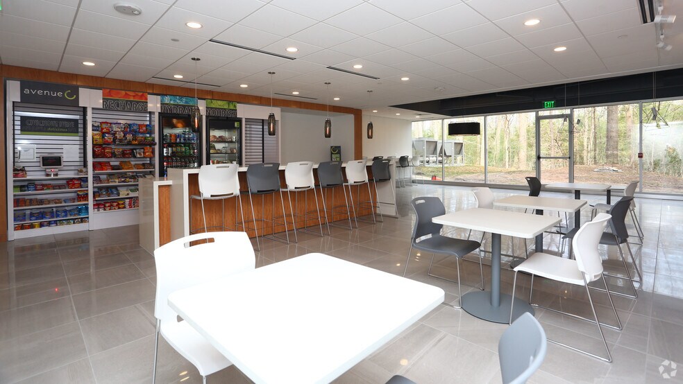 8000 Regency Pky, Cary, NC à louer - Photo intérieure - Image 3 de 10