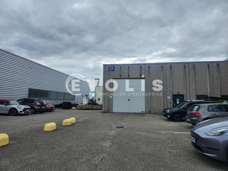 Industrial in Chaponnay for lease - Building Photo - Image 2 of 14