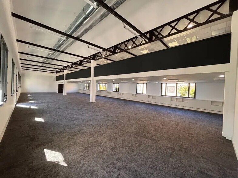 Office in Vénissieux for lease - Interior Photo - Image 1 of 9