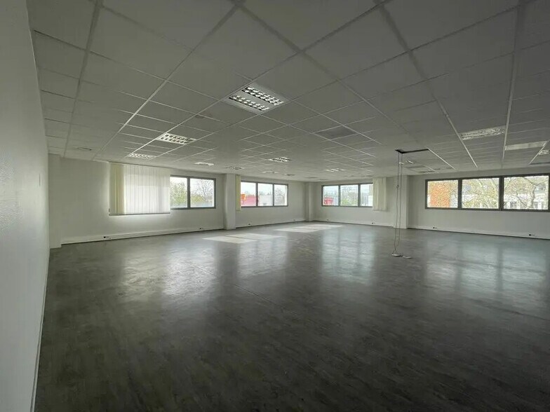 Flex in Saint-Priest for lease - Interior Photo - Image 2 of 38