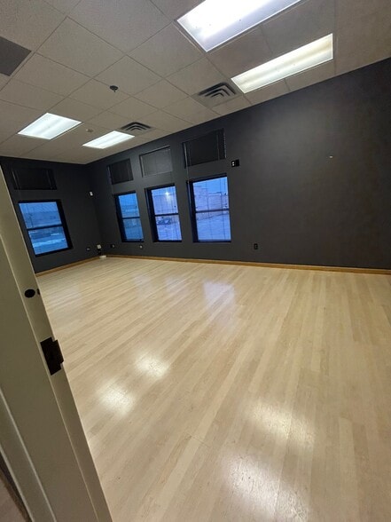 2400 Miracle Ln, Mishawaka, IN for lease - Building Photo - Image 3 of 10