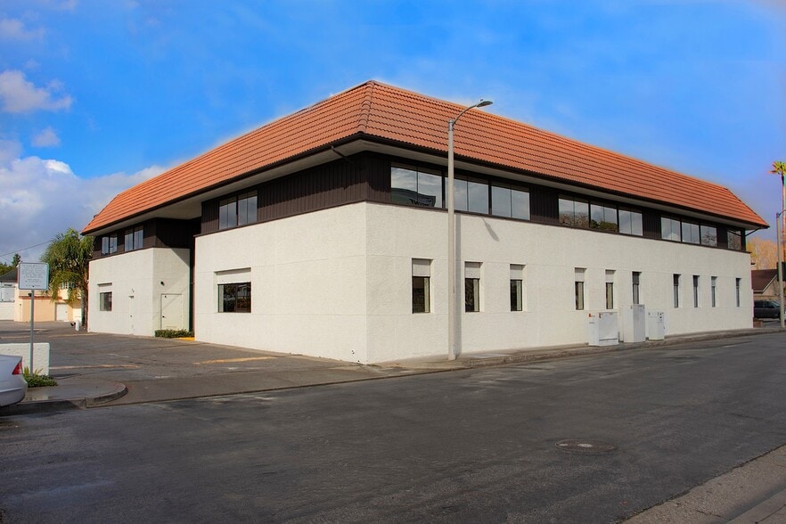 23928 Lyons Ave, Santa Clarita, CA for lease - Building Photo - Image 3 of 9