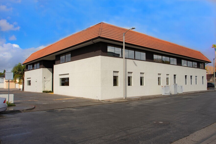 23928 Lyons Ave, Santa Clarita, CA à louer - Photo du bâtiment - Image 3 de 9