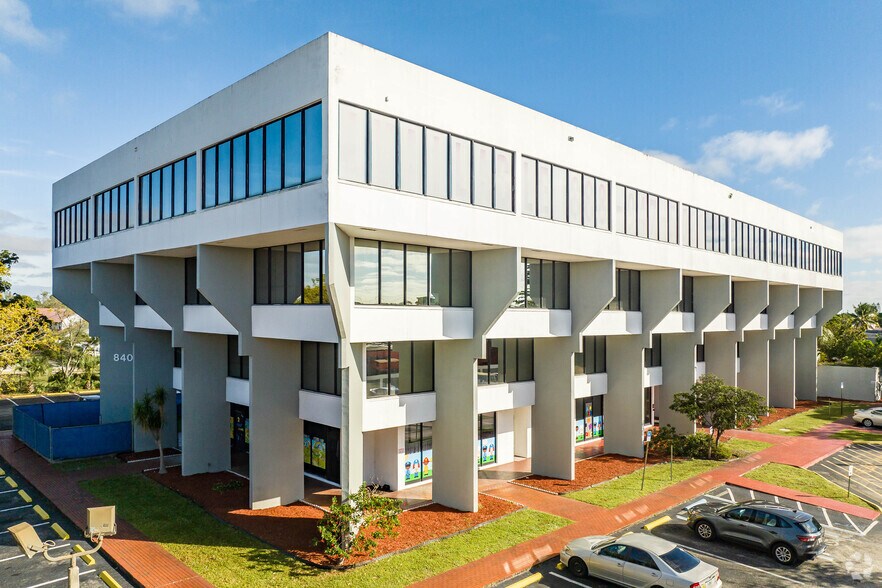 840 SW 81st Ave, North Lauderdale, FL à louer - Photo du bâtiment - Image 1 de 23