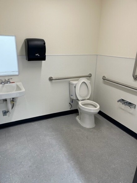 2815 W Lake Mead Blvd, North Las Vegas, NV for lease - Interior Photo - Image 3 of 8