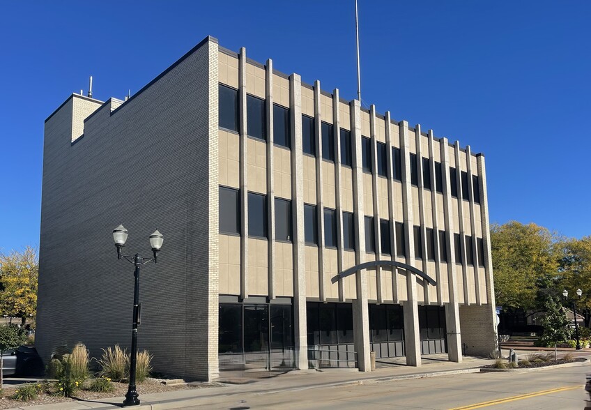140 Main St, Menasha, WI à vendre - Photo du bâtiment - Image 3 de 7