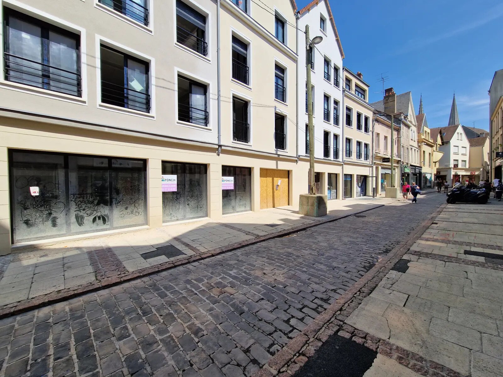Retail in Chartres for lease Building Photo- Image 1 of 3