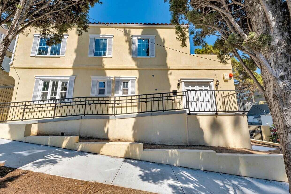 1112 N Sherbourne Dr, West Hollywood, CA for lease Interior Photo- Image 1 of 15