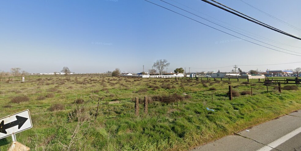 1798 Hanford Armona Rd, Hanford, CA à vendre - Photo du bâtiment - Image 3 de 7