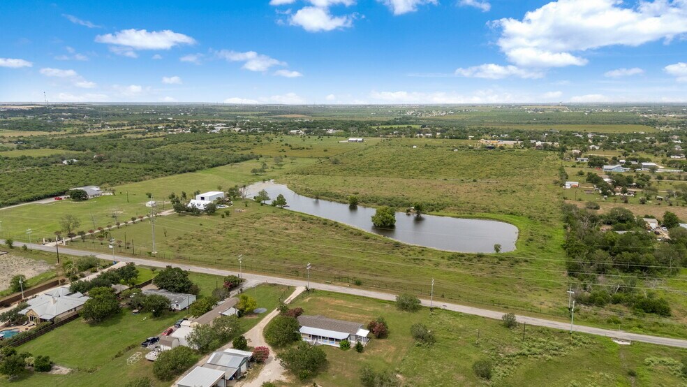 210 Tolle Rd, Cibolo, TX à vendre - Photo du bâtiment - Image 2 de 61