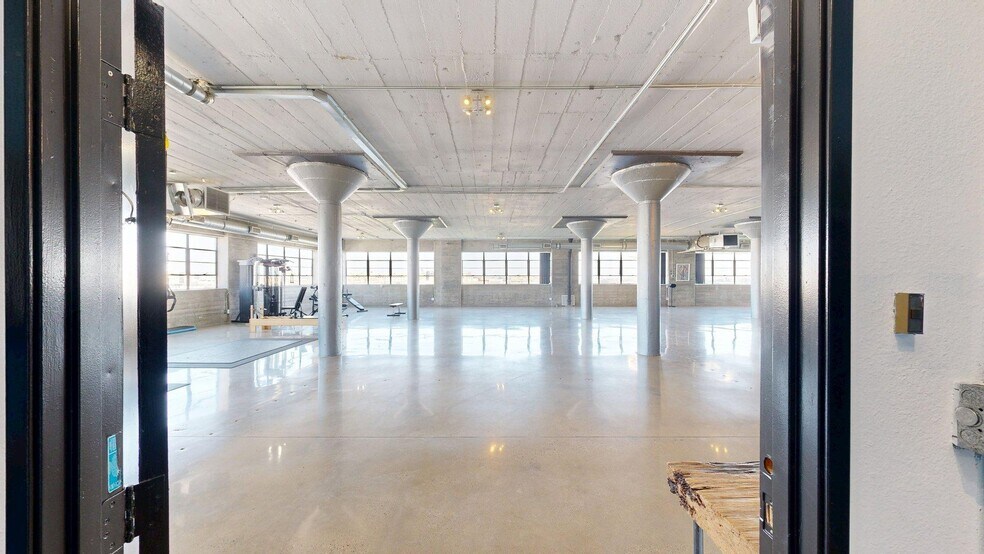 530 E 8th St, Los Angeles, CA à louer - Photo du bâtiment - Image 3 de 22