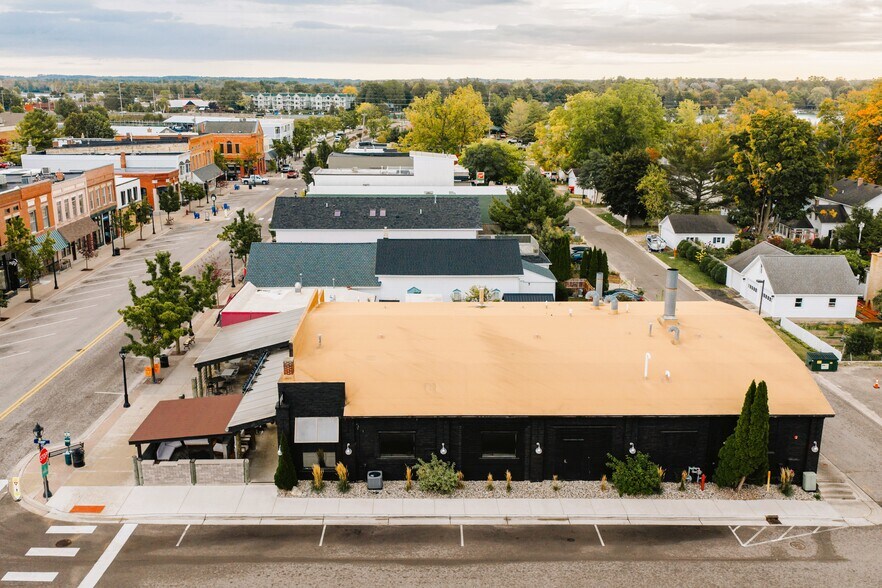 151 River St, Elk Rapids, MI à vendre - Photo du bâtiment - Image 3 de 54