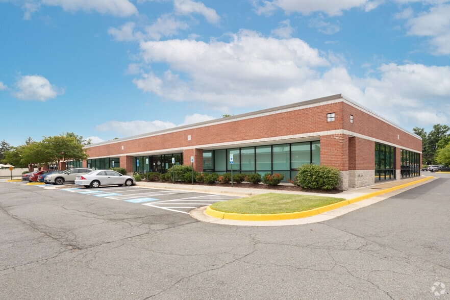 530 Huntmar Park Dr, Herndon, VA for lease - Primary Photo - Image 1 of 5