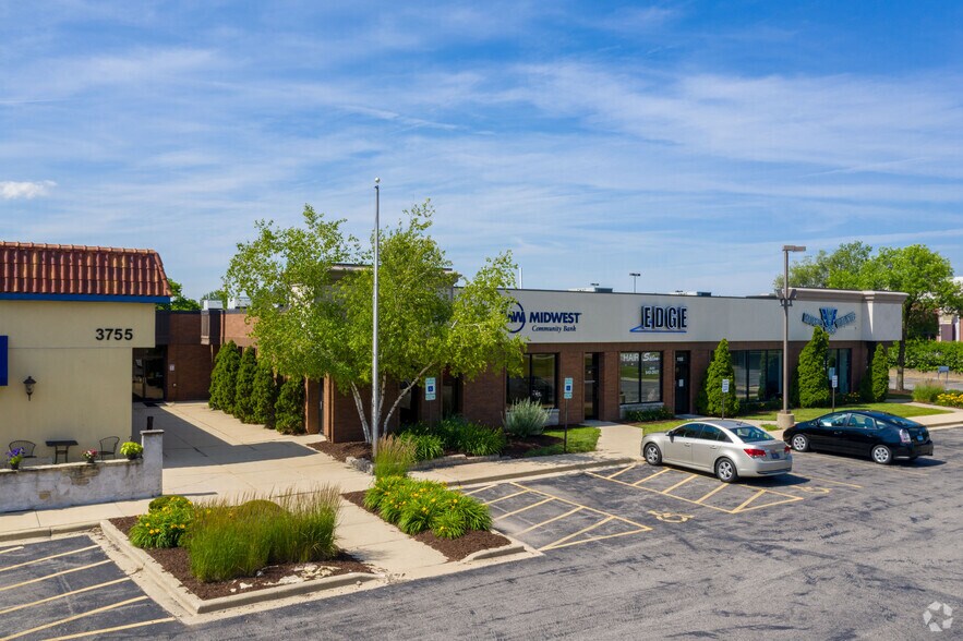 3755 E Main St, Saint Charles, IL à louer - Photo du bâtiment - Image 3 de 7