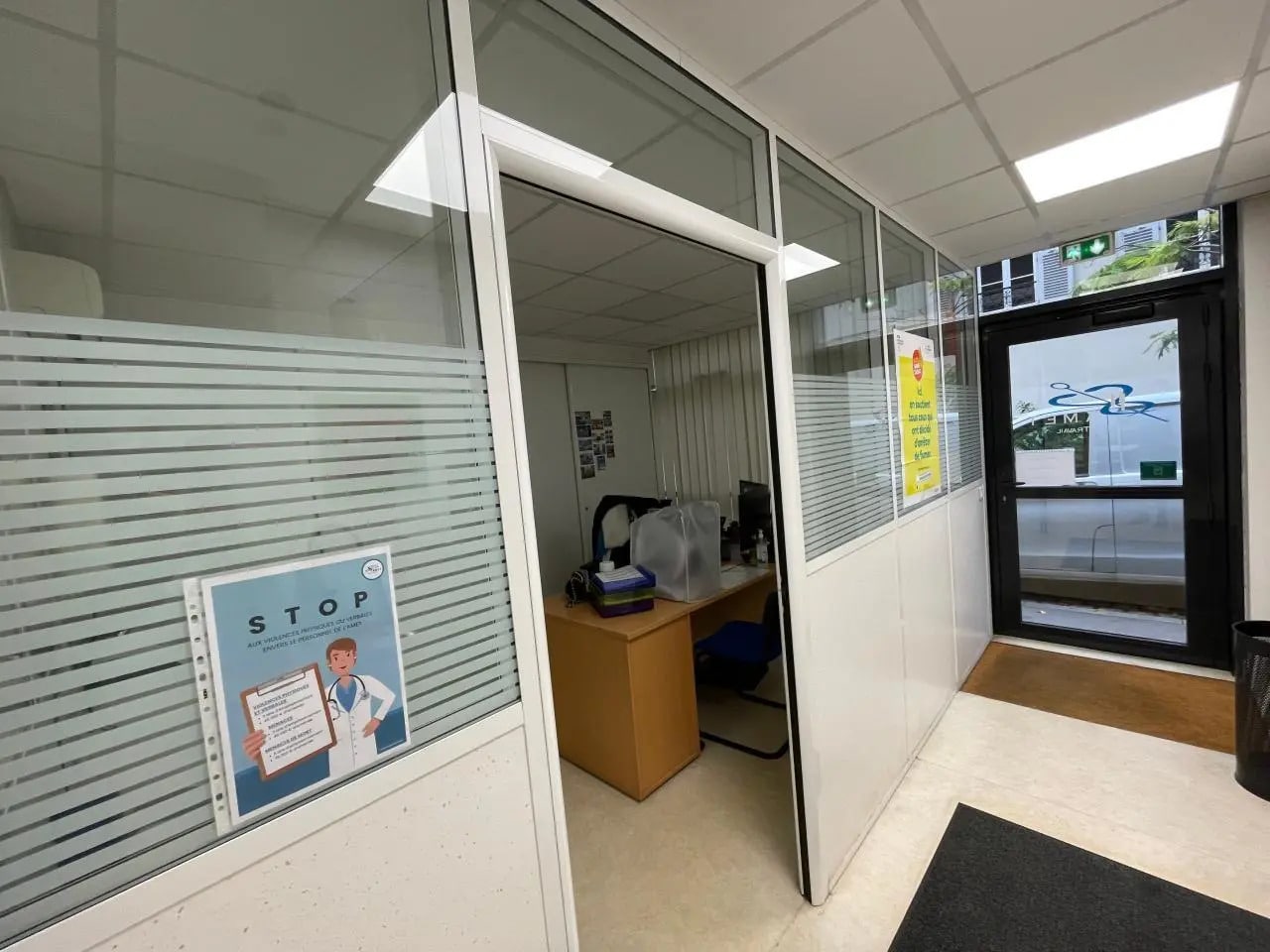 Office in Vincennes for sale Interior Photo- Image 1 of 6