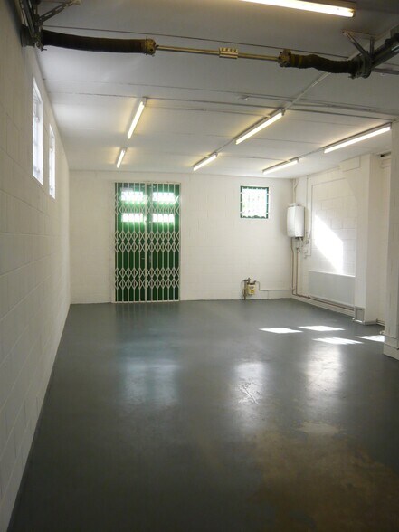 Blenheim Rd, Epsom for lease - Interior Photo - Image 2 of 6