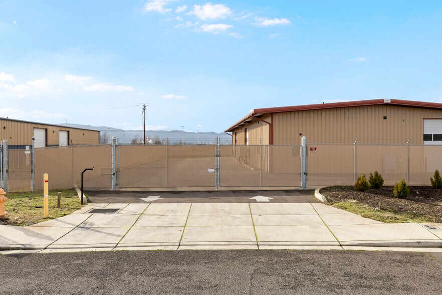 117 Trout Way, Medford, OR à vendre - Photo du bâtiment - Image 2 de 19