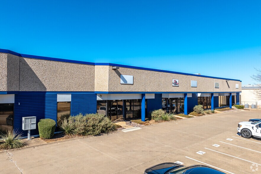 2433 Lacy Ln, Carrollton, TX à louer - Photo du bâtiment - Image 2 de 4