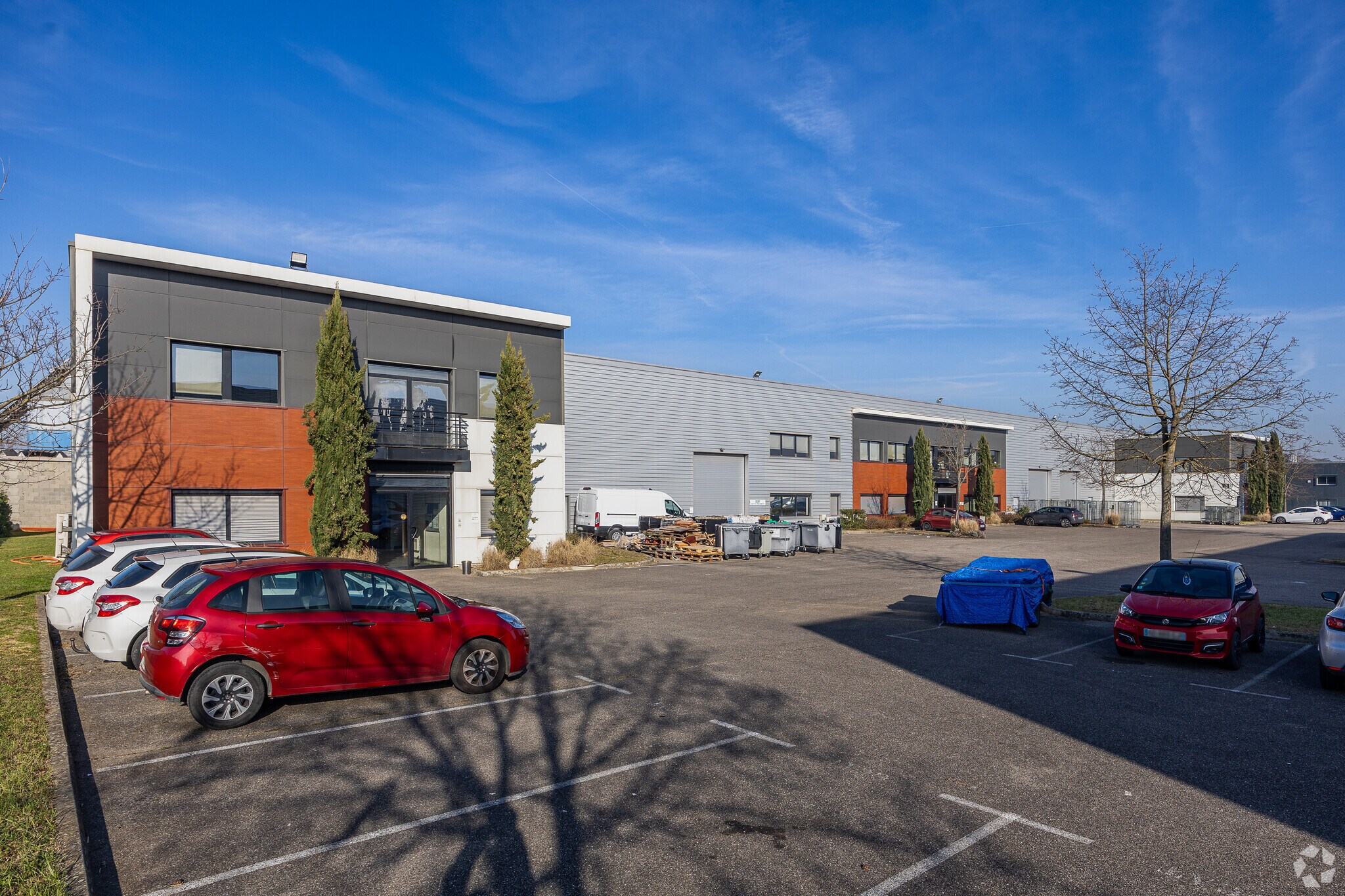 Flex in Décines-Charpieu for lease Building Photo- Image 1 of 6