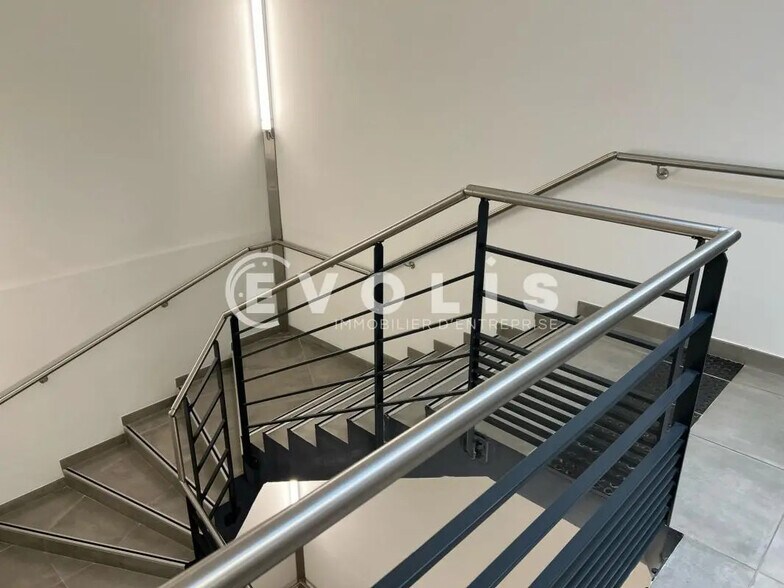 Bureau dans Vaulx-Milieu à louer - Photo du bâtiment - Image 3 de 12