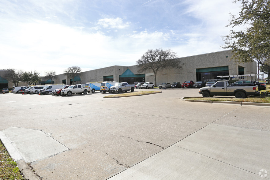 11050-11060 Grader St, Dallas, TX for lease - Building Photo - Image 1 of 4